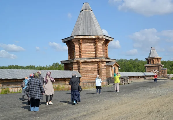 Murmansk, Ryssland - 18 juli, 2015: Grupp pilgrimer i terri — Stockfoto