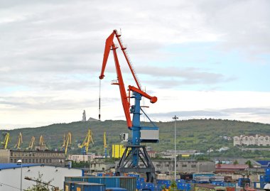 Murmansk ticaret limanda kargo portal vinç