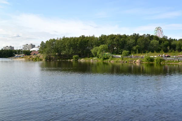 Vista del lago Semenovsky e parco ricreativo della città. Murmansk — Foto Stock