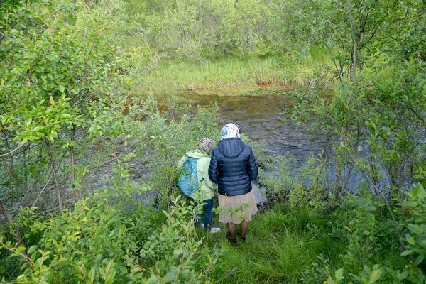 MURMANSK, RÚSSIA - 18 de JULHO de 2015: Mulheres descem ao Nam-Yoki 's ri — Fotografia de Stock