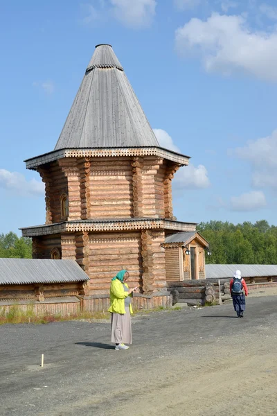Murmansk, Ryssland - 18 juli 2015: Kvinnliga pilgrimer i territ — Stockfoto