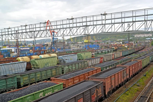 Trenes de carga con soporte de carbón Murmansk en la estación de tren — Foto de Stock