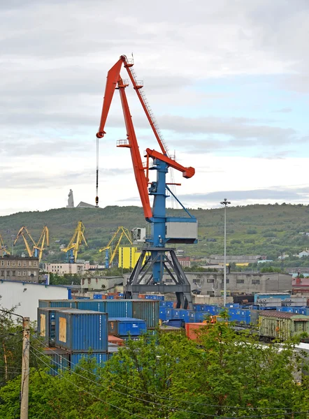 La grúa portal de carga en el puerto comercial de Murmansk — Foto de Stock