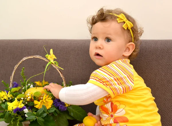 Portret van de een-jaar-oude meisje met een bloemmand — Stockfoto