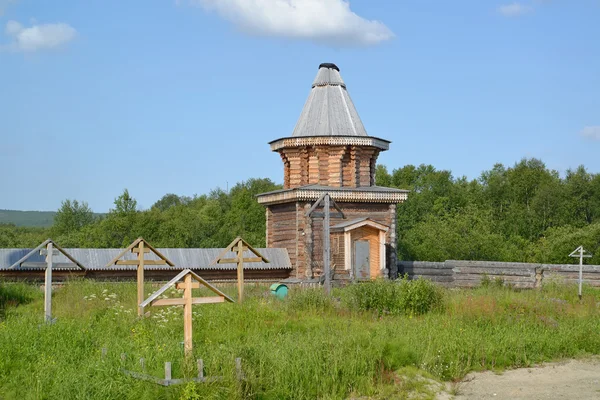 Torre de vigilancia de madera y cementerio monástico en el territorio de la — Foto de Stock