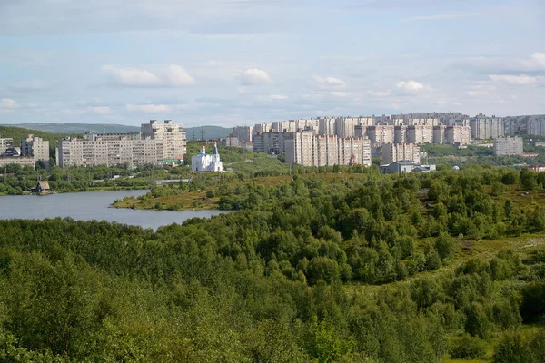 Vista del lago Semenovsky y el barrio residencial habitado o — Foto de Stock