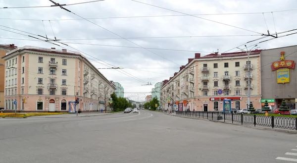 MURMANSK, RUSIA - 17 de julio de 2015: Intersección de la Avenida Lenin a — Foto de Stock