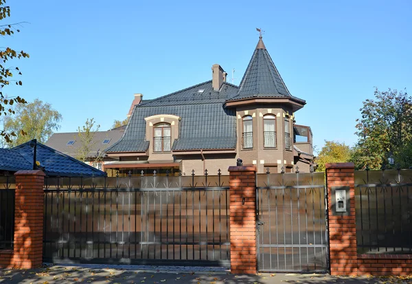 Vista de uma casa com uma torre. Kaliningrado — Fotografia de Stock