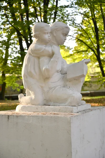 KALINININGRAD, RUSIA - 17 de octubre de 2015: Escultura "Los niños leen — Foto de Stock