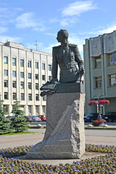ПЕТЕРСБУРГ, РОССИЯ - 15 ИЮЛЯ 2015 г.: Памятник генералу — стоковое фото