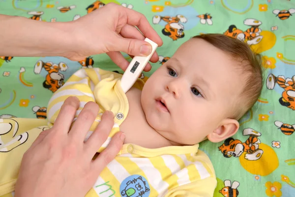 Kadın sıcaklık için hasta bebek elektronik ther alır — Stok fotoğraf