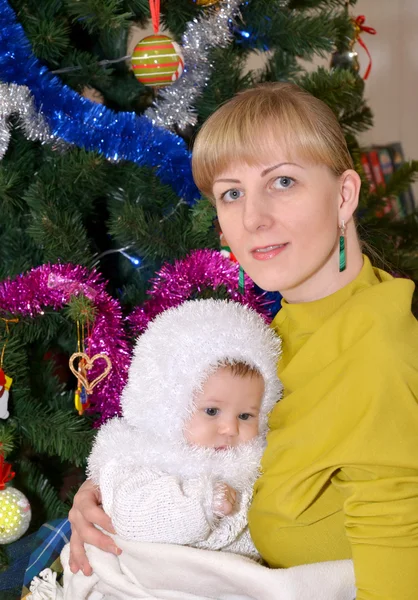 Porträt der jungen Frau mit dem Baby im Schneeflockenanzug — Stockfoto