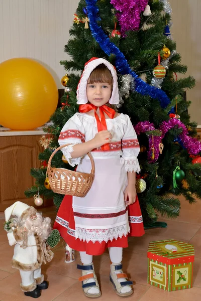 Три річна дівчинка в костюмі в Червона Шапочка — стокове фото