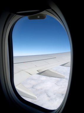 Bir bulut ve uçak kanadının bir penceresinde göster