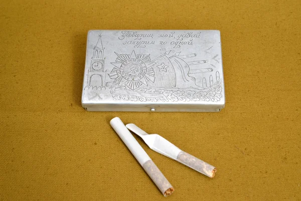 Old self-made cigarette case of a wartime and two cigarettes — Stock Photo, Image