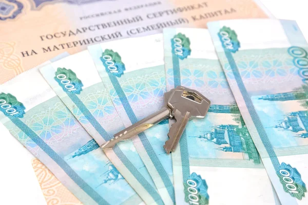 The state certificate on the maternity (family) capital, the Russian money and the keys — Stock Photo, Image