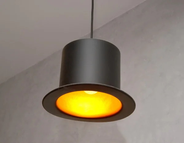 De lamp in de vorm van de zwarte cilinder — Stockfoto