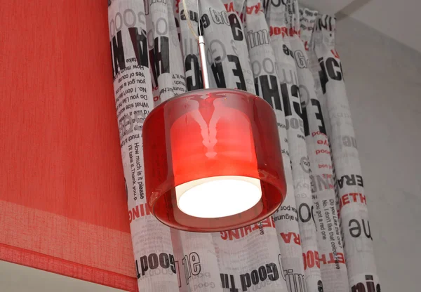 A lámpa egy piros plafon portiere vagy a kissé és rolshtor ellen — Stock Fotó