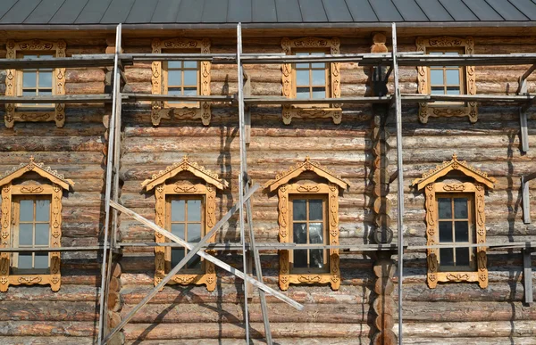 Lesie budowlane na ścianie budownictwa drewnianego. Święte i Troitsk Trifonov-Pechengsky człowiek klasztor, Murmansk region — Zdjęcie stockowe