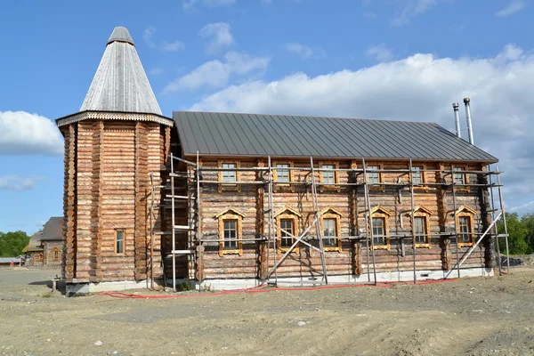 Kutsal ve Troitsk Trifonov-Pechengsky adamın manastır Bölgesi sınırları içinde ahşap binanın inşaat. Murmansk regio — Stok fotoğraf