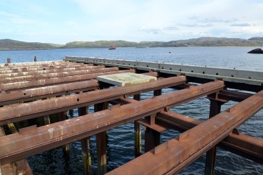 Barents Denizi kıyısında bitmemiş bağlama. Settlemen