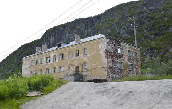 Das hingeworfene Haus in der Siedlung Teriberka. Gebiet Murmansk — Stockfoto