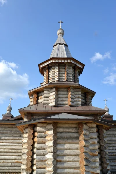 Vy över en absid i Heliga trefaldighetskyrkan i Trifonov-Pechengsky mannens kloster. Murmansk region — Stockfoto