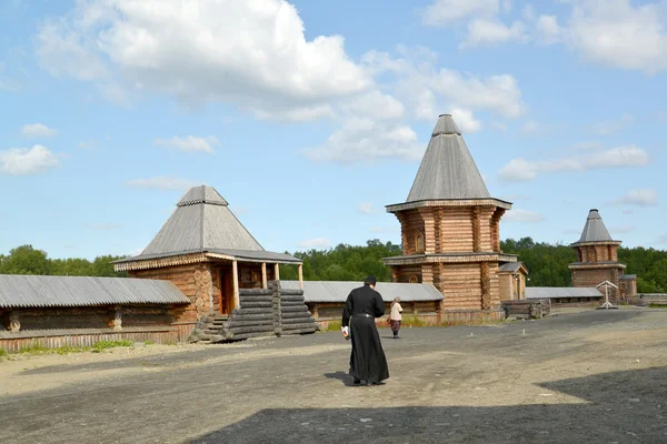 Le moine traverse le territoire du monastère de l'homme sacré et Troitsk Trifonov-Pechengsky. Région de Mourmansk — Photo