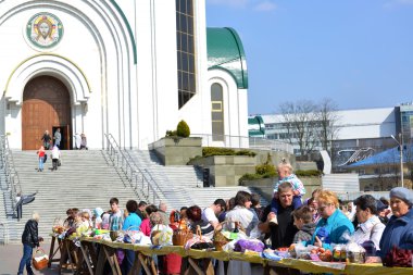 Kaliningrad, Rusya Federasyonu - 11 Nisan 2015: Paskalya kutsama Kaliningrad kurtarıcı İsa Katedrali hakkında Pastalar. Paskalya geleneği