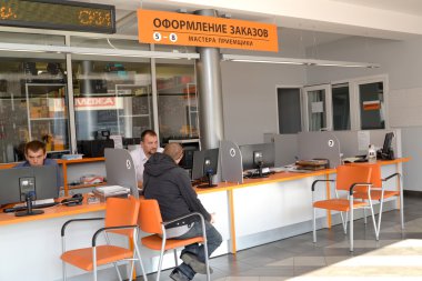 Kaliningrad, Rusya - 03 Ekim 2015: Servis danışmanları işyerleri müşteri hizmetleri bir salonda üzerinde. Dükkanı autotechnical Merkezi