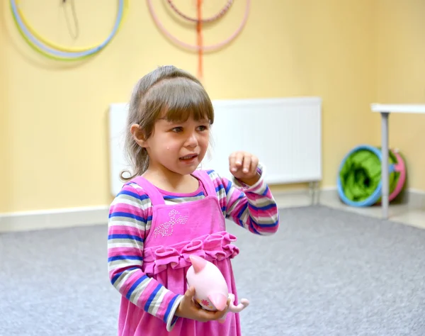 La petite fille pleure à la maternelle — Photo