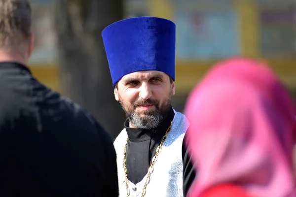 КАЛИНИНГРАД, РОССИЯ - 11 апреля 2015 года: Портрет православного священника в голубом камелаукионе — стоковое фото