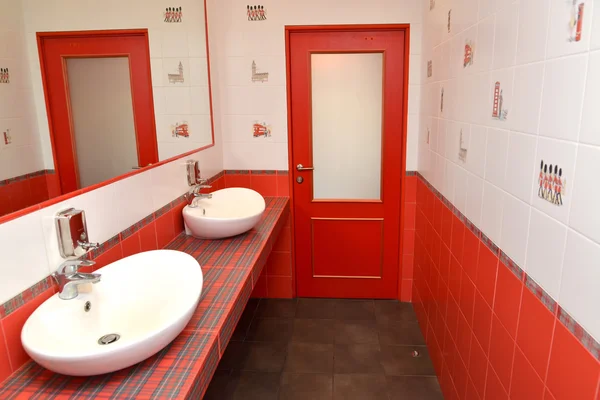 El cuarto de lavado en un baño en tonos rojos. Estilización bajo el motivo londinense —  Fotos de Stock