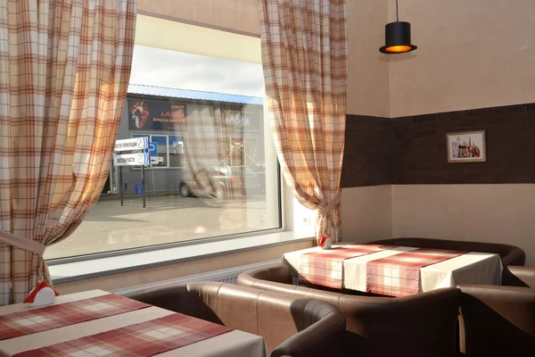 Bir pencere ile modern café bir iç parçası — Stok fotoğraf