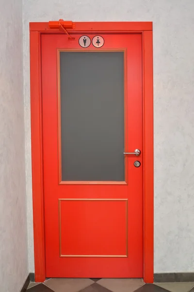 Rote Tür in einer öffentlichen Toilette — Stockfoto