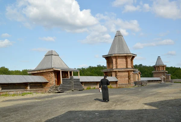 The monk goes across the territory of the Sacred and Troitsk Trifonov-Pechengsky man's monastery. Murmansk region — Stock Photo, Image