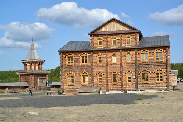 REGIONE MURMANSK, RUSSIA - 18 LUGLIO 2015: Caso fraterno e torre di avvistamento del monastero sacro e di Troitsk Trifonov-Pechengsky — Foto Stock
