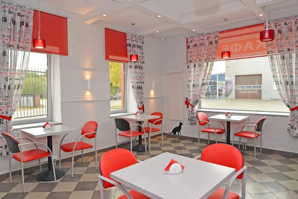 Café moderne dans des tons rouges et clairs. Intérieur — Photo