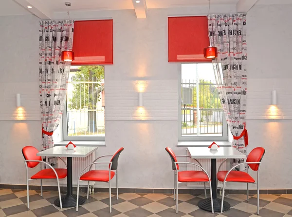 Interior de la cafetería con sillas rojas — Foto de Stock