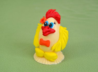 Yeşil bir arka plan üzerine beyaz çikolata ve mutfak mastik tavuktan Paskalya