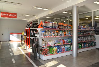 Kaliningrad, Rusya - 03 Ekim 2015: Bir raf ile ticaret kat arabada carre anlamına gelir. Dükkanı autotechnical Merkezi