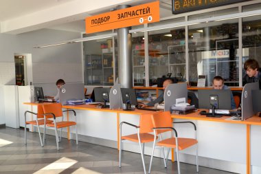Kaliningrad, Rusya - 03 Ekim 2015: Müşteri hizmetleri ve autotechnical Merkezi salonu koridorun