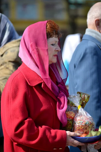 Kaliningrad, Rusland - 11 April 2015: De oudere vrouw houdt Pasen Pasen taarten in de hand — Stockfoto