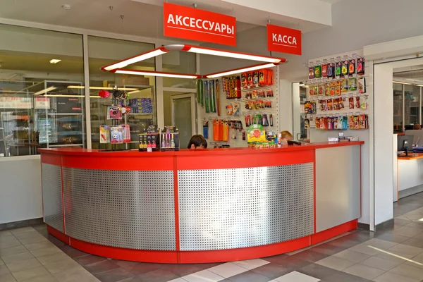 カリーニング ラード、ロシア - 2015 年 10 月 3 日: トレーディング フロアで売り手の職場。Autotechnical センター店 — ストック写真