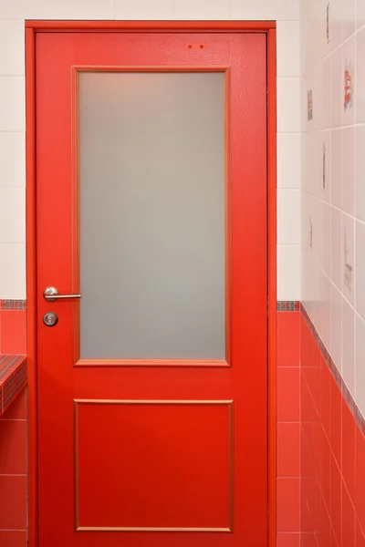 Červené dřevěné dveře se sklem v koupelně — Stock fotografie