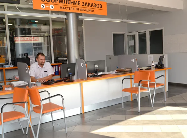 加里宁格勒，俄罗斯-2015 年 10 月 3 日: 在客户服务大厅工作服务顾问。Autotechnical 中心的商店 — 图库照片