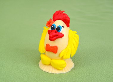 Yeşil bir arka plan üzerine beyaz çikolata ve mutfak mastik tavuktan Paskalya