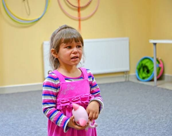 幼儿园里的小女孩哭泣 — 图库照片