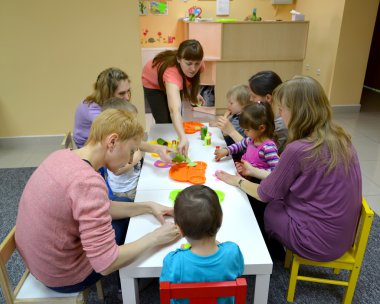 Kaliningrad, Rusya Federasyonu - 17 Nisan 2014: Ev yapımı ürünler geliştirme yaratıcı stüdyo ebeveynler birlikte çocuk yapmak