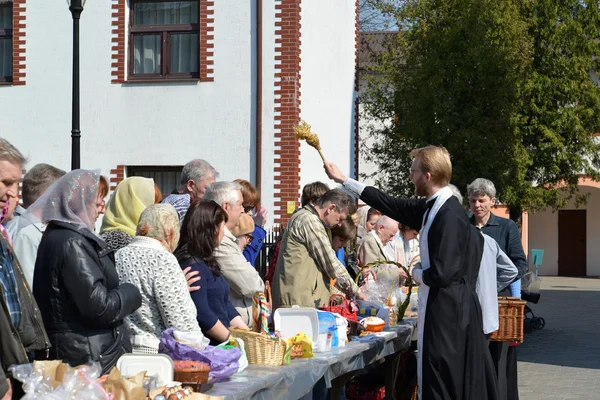 KALININGRAD, RUSSIA - APRIL 19, 2014: Consecration of believers  and Easter cakes for Easter — Stock Photo, Image